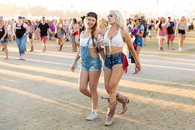 April 29, 2017 - Indio, California, U.S - Female music fans dress to stay cool during Stagecoach Music Festival in Indio, California Indio U.S. - ZUMAs135 20170429_zap_s135_076 Copyright: xDanielxDeSloverx