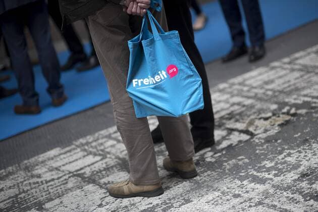 Deutsche Parteien: FDP. Wiedereinzug in den Bundestag 2017 FDP Parteitag DEU, Deutschland, Germany, Berlin, 29.04.2017 Tasche mit slogan Freiheit org Freie Demokraten am Stand der Friedrich-Naumann-Stiftung, FNF, auf dem Bundesparteitag der FDP unter dem Slogan Schauen Wir nicht laenger zu in Berlin. Bag with slogan Freiheit, freedom, of the Friedrich-Naumann-Stiftung at the party convent of the German Free Democratic Party, Freie Demokratische Partei FDP in Berlin