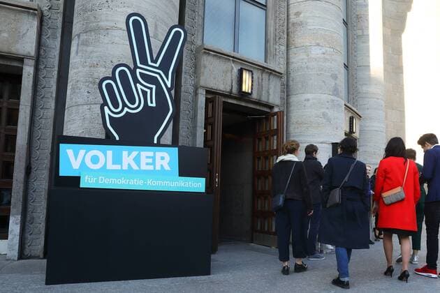 Artikel 1 - Initiative fuer Menschenwuerde e. V. ehrt die Sieger von VOLKER - dem Wettbewerb für Demokratie-Kommunikation - Preisverleihung mit Bundespraesident Dr. Frank-Walter Steinmeier in Berlin am 30.04.2017 Berlin-Mitte: Volksbuehne am Rosa-Luxemburg-Patz - Bundespraesident Dr. Frank-Walter Steinmeier wuerdigt in einer Rede waehrend der Gala die mehr als 250 Einreichungen fuer den Wettbewerb Demokratie-Kommunikation und die Sieger von VOLKER. xKATJPGx