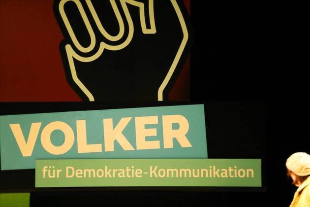 Artikel 1 - Initiative fuer Menschenwuerde e. V. ehrt die Sieger von VOLKER - dem Wettbewerb für Demokratie-Kommunikation - Preisverleihung mit Bundespraesident Dr. Frank-Walter Steinmeier in Berlin am 30.04.2017 Berlin-Mitte: Volksbuehne am Rosa-Luxemburg-Patz - Bundespraesident Dr. Frank-Walter Steinmeier wuerdigt in einer Rede waehrend der Gala die mehr als 250 Einreichungen fuer den Wettbewerb Demokratie-Kommunikation und die Sieger von VOLKER. xKATJPGx
