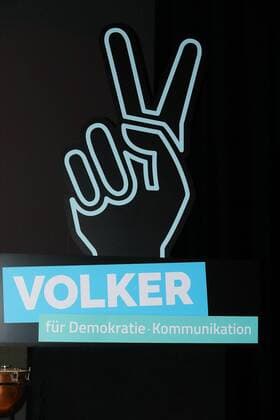 Artikel 1 - Initiative fuer Menschenwuerde e. V. ehrt die Sieger von VOLKER - dem Wettbewerb für Demokratie-Kommunikation - Preisverleihung mit Bundespraesident Dr. Frank-Walter Steinmeier in Berlin am 30.04.2017 Berlin-Mitte: Volksbuehne am Rosa-Luxemburg-Patz - Bundespraesident Dr. Frank-Walter Steinmeier wuerdigt in einer Rede waehrend der Gala die mehr als 250 Einreichungen fuer den Wettbewerb Demokratie-Kommunikation und die Sieger von VOLKER. xKATJPGx