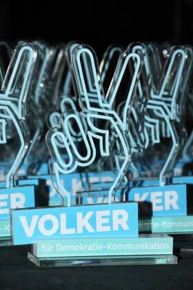 Artikel 1 - Initiative fuer Menschenwuerde e. V. ehrt die Sieger von VOLKER - dem Wettbewerb für Demokratie-Kommunikation - Preisverleihung mit Bundespraesident Dr. Frank-Walter Steinmeier in Berlin am 30.04.2017 Berlin-Mitte: Volksbuehne am Rosa-Luxemburg-Patz - Bundespraesident Dr. Frank-Walter Steinmeier wuerdigt in einer Rede waehrend der Gala die mehr als 250 Einreichungen fuer den Wettbewerb Demokratie-Kommunikation und die Sieger von VOLKER. xKATJPGx
