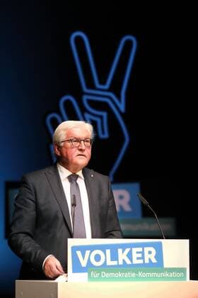Artikel 1 - Initiative fuer Menschenwuerde e. V. ehrt die Sieger von VOLKER - dem Wettbewerb für Demokratie-Kommunikation - Preisverleihung mit Bundespraesident Dr. Frank-Walter Steinmeier in Berlin am 30.04.2017 Berlin-Mitte: Volksbuehne am Rosa-Luxemburg-Patz - Bundespraesident Dr. Frank-Walter Steinmeier wuerdigt in einer Rede waehrend der Gala die mehr als 250 Einreichungen fuer den Wettbewerb Demokratie-Kommunikation und die Sieger von VOLKER. xKATJPGx