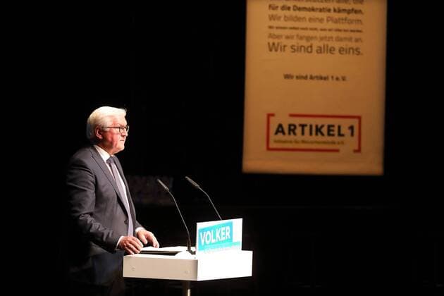 Artikel 1 - Initiative fuer Menschenwuerde e. V. ehrt die Sieger von VOLKER - dem Wettbewerb für Demokratie-Kommunikation - Preisverleihung mit Bundespraesident Dr. Frank-Walter Steinmeier in Berlin am 30.04.2017 Berlin-Mitte: Volksbuehne am Rosa-Luxemburg-Patz - Bundespraesident Dr. Frank-Walter Steinmeier wuerdigt in einer Rede waehrend der Gala die mehr als 250 Einreichungen fuer den Wettbewerb Demokratie-Kommunikation und die Sieger von VOLKER. xKATJPGx