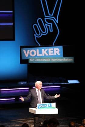 Artikel 1 - Initiative fuer Menschenwuerde e. V. ehrt die Sieger von VOLKER - dem Wettbewerb für Demokratie-Kommunikation - Preisverleihung mit Bundespraesident Dr. Frank-Walter Steinmeier in Berlin am 30.04.2017 Berlin-Mitte: Volksbuehne am Rosa-Luxemburg-Patz - Bundespraesident Dr. Frank-Walter Steinmeier wuerdigt in einer Rede waehrend der Gala die mehr als 250 Einreichungen fuer den Wettbewerb Demokratie-Kommunikation und die Sieger von VOLKER. xKATJPGx