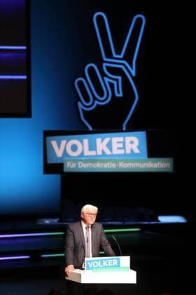 Artikel 1 - Initiative fuer Menschenwuerde e. V. ehrt die Sieger von VOLKER - dem Wettbewerb für Demokratie-Kommunikation - Preisverleihung mit Bundespraesident Dr. Frank-Walter Steinmeier in Berlin am 30.04.2017 Berlin-Mitte: Volksbuehne am Rosa-Luxemburg-Patz - Bundespraesident Dr. Frank-Walter Steinmeier wuerdigt in einer Rede waehrend der Gala die mehr als 250 Einreichungen fuer den Wettbewerb Demokratie-Kommunikation und die Sieger von VOLKER. xKATJPGx