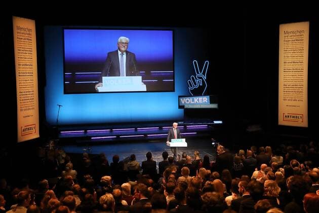 Artikel 1 - Initiative fuer Menschenwuerde e. V. ehrt die Sieger von VOLKER - dem Wettbewerb für Demokratie-Kommunikation - Preisverleihung mit Bundespraesident Dr. Frank-Walter Steinmeier in Berlin am 30.04.2017 Berlin-Mitte: Volksbuehne am Rosa-Luxemburg-Patz - Bundespraesident Dr. Frank-Walter Steinmeier wuerdigt in einer Rede waehrend der Gala die mehr als 250 Einreichungen fuer den Wettbewerb Demokratie-Kommunikation und die Sieger von VOLKER. xKATJPGx