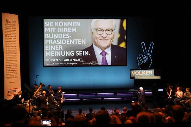 Artikel 1 - Initiative fuer Menschenwuerde e. V. ehrt die Sieger von VOLKER - dem Wettbewerb für Demokratie-Kommunikation - Preisverleihung mit Bundespraesident Dr. Frank-Walter Steinmeier in Berlin am 30.04.2017 Berlin-Mitte: Volksbuehne am Rosa-Luxemburg-Patz - Bundespraesident Dr. Frank-Walter Steinmeier wuerdigt in einer Rede waehrend der Gala die mehr als 250 Einreichungen fuer den Wettbewerb Demokratie-Kommunikation und die Sieger von VOLKER. xKATJPGx