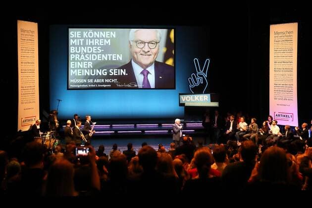 Artikel 1 - Initiative fuer Menschenwuerde e. V. ehrt die Sieger von VOLKER - dem Wettbewerb für Demokratie-Kommunikation - Preisverleihung mit Bundespraesident Dr. Frank-Walter Steinmeier in Berlin am 30.04.2017 Berlin-Mitte: Volksbuehne am Rosa-Luxemburg-Patz - Bundespraesident Dr. Frank-Walter Steinmeier wuerdigt in einer Rede waehrend der Gala die mehr als 250 Einreichungen fuer den Wettbewerb Demokratie-Kommunikation und die Sieger von VOLKER. xKATJPGx