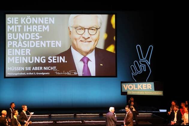 Artikel 1 - Initiative fuer Menschenwuerde e. V. ehrt die Sieger von VOLKER - dem Wettbewerb für Demokratie-Kommunikation - Preisverleihung mit Bundespraesident Dr. Frank-Walter Steinmeier in Berlin am 30.04.2017 Berlin-Mitte: Volksbuehne am Rosa-Luxemburg-Patz - Bundespraesident Dr. Frank-Walter Steinmeier wuerdigt in einer Rede waehrend der Gala die mehr als 250 Einreichungen fuer den Wettbewerb Demokratie-Kommunikation und die Sieger von VOLKER. xKATJPGx