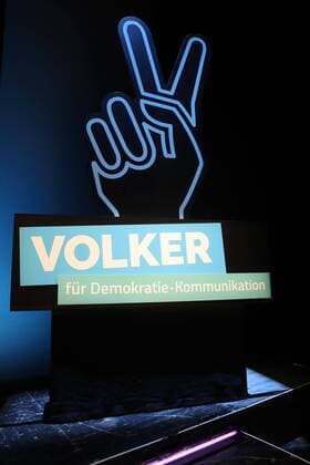 Artikel 1 - Initiative fuer Menschenwuerde e. V. ehrt die Sieger von VOLKER - dem Wettbewerb für Demokratie-Kommunikation - Preisverleihung mit Bundespraesident Dr. Frank-Walter Steinmeier in Berlin am 30.04.2017 Berlin-Mitte: Volksbuehne am Rosa-Luxemburg-Patz - Bundespraesident Dr. Frank-Walter Steinmeier wuerdigt in einer Rede waehrend der Gala die mehr als 250 Einreichungen fuer den Wettbewerb Demokratie-Kommunikation und die Sieger von VOLKER. xKATJPGx