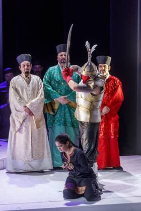 Oper Turandot von Giacomo Puccini DEU Brandenburg Cottbus: Â Am Sonntag, 30. April 2017, 19.00 Uhr, hatte im Großen Haus des Staatstheaters Cottbus die Oper Turandot von Giacomo Puccini Premiere und ist damit erstmals seit 1930 wieder in Cottbus zu sehen. Regisseur und Intendant Martin Schüler inszeniert die letzte Oper des italienischen Ausnahmekomponisten, die dieser unvollendet ließ. Die musikalische Leitung hat Evan Christ. LiÜ, eine Sklavin wird von Debra Stanly verkörpert. Den Prinzen Calaf verkörpert Tenor Martin Shalita, der erstmals in Cottbus zu Gast ist. Das Bühnenbild für Turandot entwarf Walter Schütze, der nach La Traviata, Tosca, Don Carlos bereits zum vierten Mal in Cottbus arbeitet. Für die Kostüme zeichnet Nicole Lorenz verantwortlich. Intendant Martin Schüler inszeniert dieses letzte Werk des italienischen Komponisten