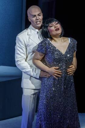 Oper Turandot von Giacomo Puccini DEU Brandenburg Cottbus: Â Am Sonntag, 30. April 2017, 19.00 Uhr, hatte im Großen Haus des Staatstheaters Cottbus die Oper Turandot von Giacomo Puccini Premiere und ist damit erstmals seit 1930 wieder in Cottbus zu sehen. Regisseur und Intendant Martin Schüler inszeniert die letzte Oper des italienischen Ausnahmekomponisten, die dieser unvollendet ließ. Die musikalische Leitung hat Evan Christ. In der Titelrolle ist, nach ihrer gefeierten Tosca-Darbietung, die die südkoreanische Sopranistin Soojin Moon zu erleben, die an führenden Opernhäusern des In- und Auslands singt und zum zweiten mal im Staatstheater zu erleben ist. Den Prinzen Calaf verkörpert Tenor Martin Shalita, der erstmals in Cottbus zu Gast ist. Das Bühnenbild für Turandot entwarf Walter Schütze, der nach La Traviata, Tosca, Don Carlos ber