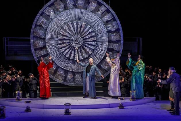 Oper Turandot von Giacomo Puccini DEU Brandenburg Cottbus: Â Am Sonntag, 30. April 2017, 19.00 Uhr, hatte im Großen Haus des Staatstheaters Cottbus die Oper Turandot von Giacomo Puccini Premiere und ist damit erstmals seit 1930 wieder in Cottbus zu sehen. Regisseur und Intendant Martin Schüler inszeniert die letzte Oper des italienischen Ausnahmekomponisten, die dieser unvollendet ließ. Die musikalische Leitung hat Evan Christ. In der Titelrolle ist, nach ihrer gefeierten Tosca-Darbietung, die die südkoreanische Sopranistin Soojin Moon zu erleben, die an führenden Opernhäusern des In- und Auslands singt und zum zweiten mal im Staatstheater zu erleben ist. Den Prinzen Calaf verkörpert Tenor Martin Shalita, der erstmals in Cottbus zu Gast ist. Das Bühnenbild für Turandot entwarf Walter Schütze, der nach La Traviata, Tosca, Don Carlos ber