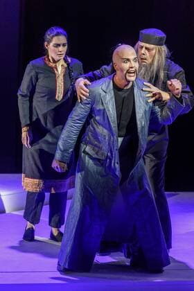 Oper Turandot von Giacomo Puccini DEU Brandenburg Cottbus: Â Am Sonntag, 30. April 2017, 19.00 Uhr, hatte im Großen Haus des Staatstheaters Cottbus die Oper Turandot von Giacomo Puccini Premiere und ist damit erstmals seit 1930 wieder in Cottbus zu sehen. Regisseur und Intendant Martin Schüler inszeniert die letzte Oper des italienischen Ausnahmekomponisten, die dieser unvollendet ließ. Die musikalische Leitung hat Evan Christ. LiÜ, eine Sklavin wird von Debra Stanly verkörpert. Den Prinzen Calaf verkörpert Tenor Martin Shalita, der erstmals in Cottbus zu Gast ist. Das Bühnenbild für Turandot entwarf Walter Schütze, der nach La Traviata, Tosca, Don Carlos bereits zum vierten Mal in Cottbus arbeitet. Für die Kostüme zeichnet Nicole Lorenz verantwortlich. Intendant Martin Schüler inszeniert dieses letzte Werk des italienischen Komponisten