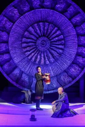 Oper Turandot von Giacomo Puccini DEU Brandenburg Cottbus: Â Am Sonntag, 30. April 2017, 19.00 Uhr, hatte im Großen Haus des Staatstheaters Cottbus die Oper Turandot von Giacomo Puccini Premiere und ist damit erstmals seit 1930 wieder in Cottbus zu sehen. Regisseur und Intendant Martin Schüler inszeniert die letzte Oper des italienischen Ausnahmekomponisten, die dieser unvollendet ließ. Die musikalische Leitung hat Evan Christ. In der Titelrolle ist, nach ihrer gefeierten Tosca-Darbietung, die die südkoreanische Sopranistin Soojin Moon zu erleben, die an führenden Opernhäusern des In- und Auslands singt und zum zweiten mal im Staatstheater zu erleben ist. Den Prinzen Calaf verkörpert Tenor Martin Shalita, der erstmals in Cottbus zu Gast ist. Das Bühnenbild für Turandot entwarf Walter Schütze, der nach La Traviata, Tosca, Don Carlos ber
