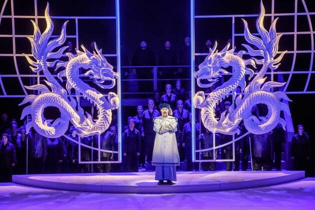Oper Turandot von Giacomo Puccini DEU Brandenburg Cottbus: Â Am Sonntag, 30. April 2017, 19.00 Uhr, hatte im Großen Haus des Staatstheaters Cottbus die Oper Turandot von Giacomo Puccini Premiere und ist damit erstmals seit 1930 wieder in Cottbus zu sehen. Regisseur und Intendant Martin Schüler inszeniert die letzte Oper des italienischen Ausnahmekomponisten, die dieser unvollendet ließ. Die musikalische Leitung hat Evan Christ. In der Titelrolle ist, nach ihrer gefeierten Tosca-Darbietung, die die südkoreanische Sopranistin Soojin Moon zu erleben, die an führenden Opernhäusern des In- und Auslands singt und zum zweiten mal im Staatstheater zu erleben ist. Den Prinzen Calaf verkörpert Tenor Martin Shalita, der erstmals in Cottbus zu Gast ist. Das Bühnenbild für Turandot entwarf Walter Schütze, der nach La Traviata, Tosca, Don Carlos ber