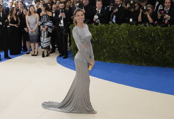 Gisele Bundchen arrives on the red carpet at the Costume Institute Benefit at The Metropolitan Museum of Art celebrating the opening of Rei Kawakubo Comme des Garcons: Art of the In-Between in New York City on May 1, 2017.  NYP20170501111 JOHNxANGELILLO