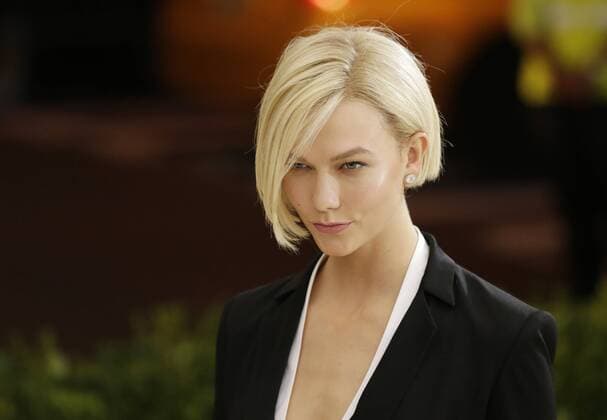 Karlie Kloss arrives on the red carpet at the Costume Institute Benefit at The Metropolitan Museum of Art celebrating the opening of Rei Kawakubo Comme des Garcons: Art of the In-Between in New York City on May 1, 2017.  NYP20170501572 JOHNxANGELILLO