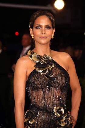May 1, 2017 - New York, New York, U.S. - HALLE BERRY attends the Metropolitan Museum Costume Institute Benefit celebrating the exhibition of Rei Kawakubo Comme des Garcons-Art of the In Between.Met Museum,NYC.May 1, 2017.Photos by , Photos Inc. New York U.S. - ZUMAms4_ 20170501_zaf_ms4_063 Copyright: xSoniaxMoskowitzx