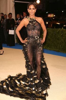 May 1, 2017 - New York, New York, U.S. - HALLE BERRY attends the Metropolitan Museum Costume Institute Benefit celebrating the exhibition of Rei Kawakubo Comme des Garcons-Art of the In Between.Met Museum,NYC.May 1, 2017.Photos by , Photos Inc. New York U.S. - ZUMAms4_ 20170501_zaf_ms4_065 Copyright: xSoniaxMoskowitzx