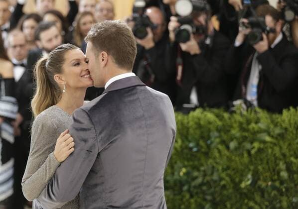 tom Brady and Gisele Bundchen kiss when they arrive on the red carpet at the Costume Institute Benefit at The Metropolitan Museum of Art celebrating the opening of Rei Kawakubo Comme des Garcons: Art of the In-Between in New York City on May 1, 2017.  NYP20170501618 JOHNxANGELILLO