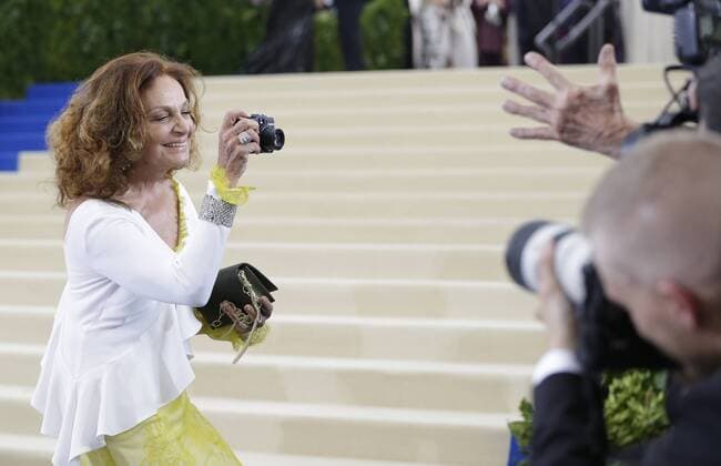Entertainment Bilder der Woche Themen der Woche Diane von Furstenberg takes a photo when she arrives on the red carpet at the Costume Institute Benefit at The Metropolitan Museum of Art celebrating the opening of Rei Kawakubo Comme des Garcons: Art of the In-Between in New York City on May 1, 2017.  NYP20170501625 JOHNxANGELILLO