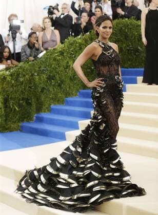 Entertainment Bilder der Woche Themen der Woche Halle Berry arrives on the red carpet at the Costume Institute Benefit at The Metropolitan Museum of Art celebrating the opening of Rei Kawakubo Comme des Garcons: Art of the In-Between in New York City on May 1, 2017.  NYP20170501614 JOHNxANGELILLO