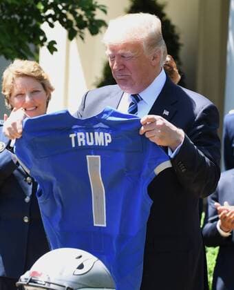 Bilder des Tages U.S. President Donald Trump looks at his Air Force jersey after he awarded the Commander-In-Chief Trophy to the U.S. Air Force Academy during ceremony event in the Rose Garden of the White House in Washington, DC on May 2, 2017. The trophy is given annually to the winner of the Army, Navy and Air Force football rivalry.  WAP201705021013 PATxBENIC