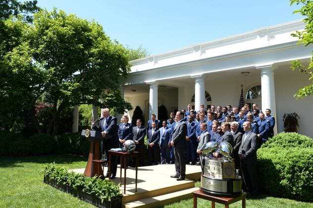 Bilder des Tages U.S. President Donald Trump speaks as he awards the Commander-In-Chief Trophy to the U.S. Air Force Academy during ceremony event in the Rose Garden of the White House in Washington, DC on May 2, 2017. The trophy is given annually to the winner of the Army, Navy and Air Force football rivalry.  WAP20170502116 PATxBENIC