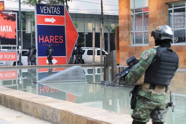 May 2, 2017 - Mexico - EUM20170501NAC13.JPG.CIDUAD DE MEXICO NationNacion-Damaso Lopez.- Elementos de la PGR y de la Sedena resguardan el edificio adonde se realiza la detencion de Damaso Lopez, El Licenciado uno de los presuntos lideres del Cartel de Sinaloa, el martes 2 de mayo de 2017 en la colonia Anzures de la delegacion Miguel Hidalgo. Foto: Agencia EL UNIVERSALHugo GarciaEVZ Mexico  - ZUMAu78_ 20170502_zaf_u78_028 Copyright: xElxUniversalx