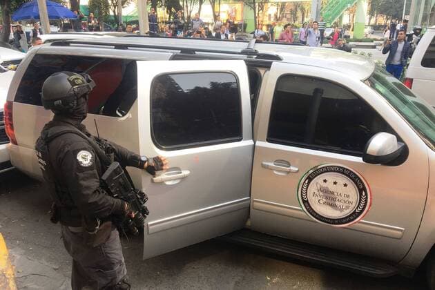 May 2, 2017 - Mexico - EUM20170501NAC12.JPG.CIDUAD DE MEXICO NationNacion-Damaso Lopez.- Elementos de la PGR y de la Sedena resguardan el edificio adonde se realiza la detencion de Damaso Lopez, El Licenciado uno de los presuntos lideres del Cartel de Sinaloa, el martes 2 de mayo de 2017 en la colonia Anzures de la delegacion Miguel Hidalgo. Foto: Agencia EL UNIVERSALHugo GarciaEVZ Mexico  - ZUMAu78_ 20170502_zaf_u78_030 Copyright: xElxUniversalx