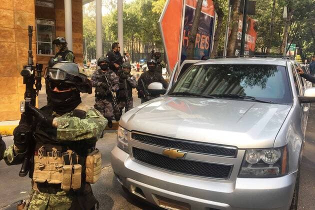May 2, 2017 - Mexico - EUM20170501NAC11.JPG.CIDUAD DE MEXICO NationNacion-Damaso Lopez.- Elementos de la PGR y de la Sedena resguardan el edificio adonde se realiza la detencion de Damaso Lopez, El Licenciado uno de los presuntos lideres del Cartel de Sinaloa, el martes 2 de mayo de 2017 en la colonia Anzures de la delegacion Miguel Hidalgo. Foto: Agencia EL UNIVERSALHugo GarciaEVZ Mexico  - ZUMAu78_ 20170502_zaf_u78_031 Copyright: xElxUniversalx