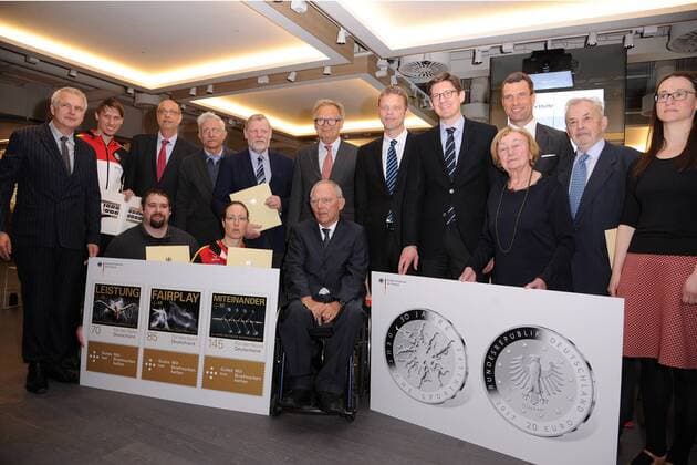 Themen der Woche Gruppenbild mit Dr. Wofgang Schaeuble, Lisa Unruh, Eric Sloeries, Wolfgang E.Klatte, Michael Ilgner, Adelheid Fuss, Prof. Wilfried Korfmacher, Vhristian Sewig, , Dr. Ole Schroeder und weitere Gaeste Vorstellung 50 Jahre Deutsche Sporthilfe, Sportbriefmarken und Muenzen im Quartier Zukunft der Deutschen Bank in Berlin am 03.05.2017