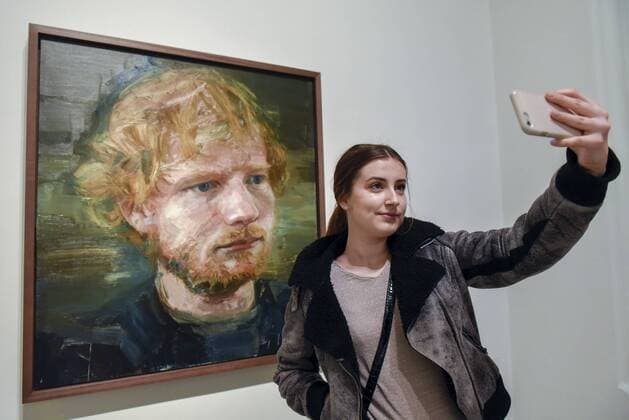 May 3, 2017 - London, UK - London, UK. Inez Brogowska, an Ed Sheeran fan from Poland, visits the National Portrait Gallery to take a selfie with a newly acquired portrait of the popular singer-songwriter Ed Sheeran, by artist Colin Davidson. The 4ft x 4ft painting oil painting is the first portrait painted of the singer since the start of his professional career and has just been put on public display. London UK  - ZUMAl94_ 20170503_zaf_l94_058 Copyright: xStephenxChungx