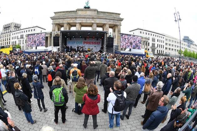 Viele Menschen kommen zur Demo Solidaritaetskonzert FUER DIE PRESSE Freiheit fuer den in der Tuerkei Infaftierten Journaisten Deniz Yuezel und all die andern Journalisten am Brandenburger Tor in Berlin am 03.05.2017