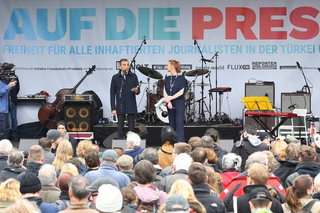 Michael Friedmann haelt die Eroeffnungsrede Solidaritaetskonzert FUER DIE PRESSE Freiheit fuer den in der Tuerkei Infaftierten Journaisten Deniz Yuezel und all die andern Journalisten am Brandenburger Tor in Berlin am 03.05.2017
