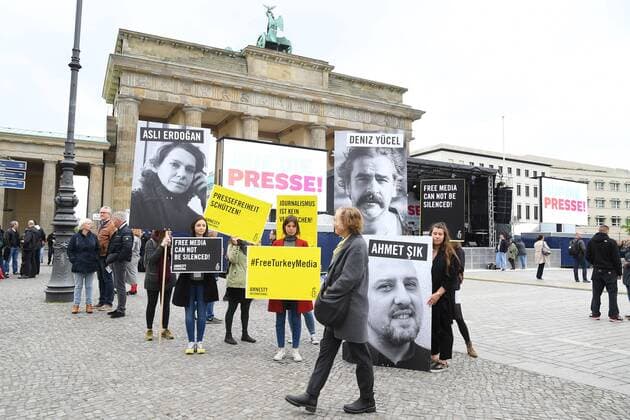 Freiheitskaempfer mit Plakaten von Asli Erdogan, Deniz Yuezel, Ahmet Sik Solidaritaetskonzert FUER DIE PRESSE Freiheit fuer den in der Tuerkei Infaftierten Journaisten Deniz Yuezel und all die andern Journalisten am Brandenburger Tor in Berlin am 03.05.2017