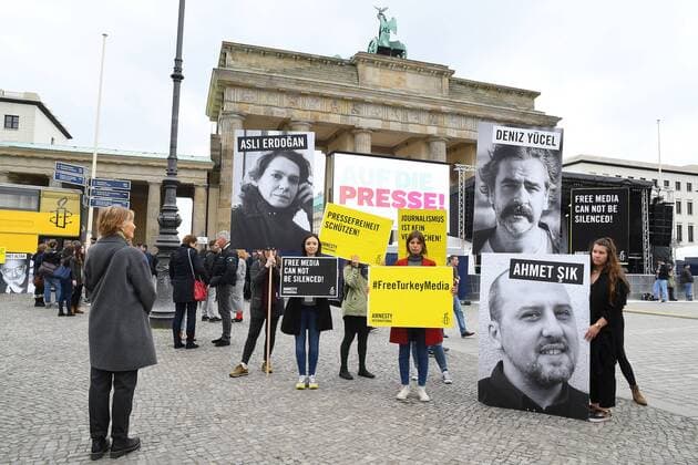Freiheitskaempfer mit Plakaten von Asli Erdogan, Deniz Yuezel, Ahmet Sik Solidaritaetskonzert FUER DIE PRESSE Freiheit fuer den in der Tuerkei Infaftierten Journaisten Deniz Yuezel und all die andern Journalisten am Brandenburger Tor in Berlin am 03.05.2017