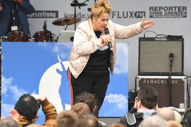 Jilet Ayse, Comedian, buergerlich Ä°dil Baydar Solidaritaetskonzert FUER DIE PRESSE Freiheit fuer den in der Tuerkei Infaftierten Journaisten Deniz Yuezel und all die andern Journalisten am Brandenburger Tor in Berlin am 03.05.2017