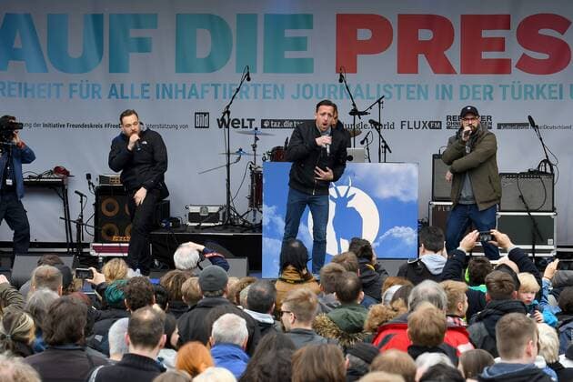 Antilopen Gang Solidaritaetskonzert FUER DIE PRESSE Freiheit fuer den in der Tuerkei Infaftierten Journaisten Deniz Yuezel und all die andern Journalisten am Brandenburger Tor in Berlin am 03.05.2017