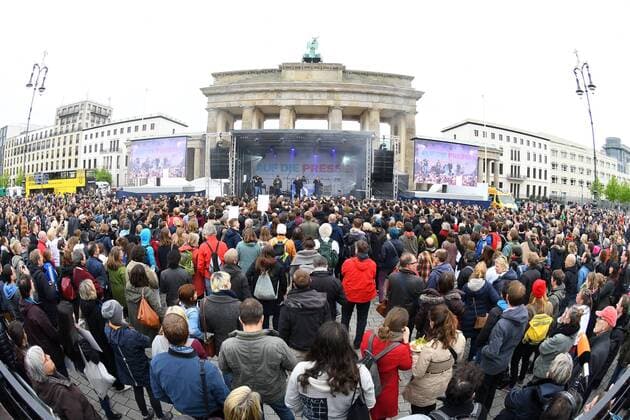 Viele Menschen vor dem Solidaritaetskonzert FUER DIE PRESSE Freiheit fuer den in der Tuerkei Infaftierten Journaisten Deniz Yuezel und all die andern Journalisten am Brandenburger Tor in Berlin am 03.05.2017