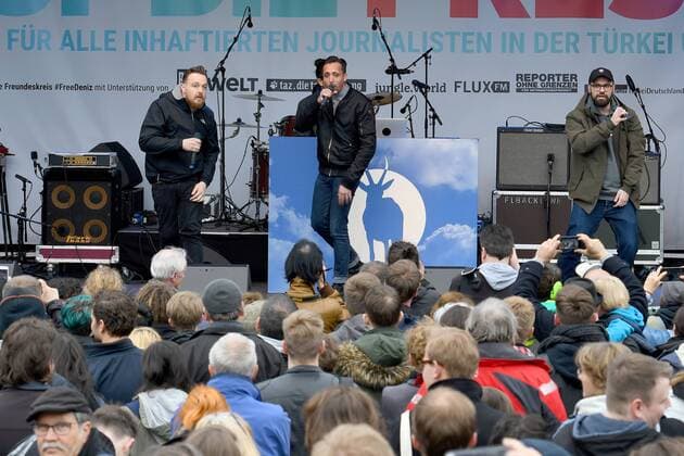 Die Antilopen Gang Solidaritaetskonzert FUER DIE PRESSE Freiheit fuer den in der Tuerkei Infaftierten Journaisten Deniz Yuezel und all die andern Journalisten am Brandenburger Tor in Berlin am 03.05.2017