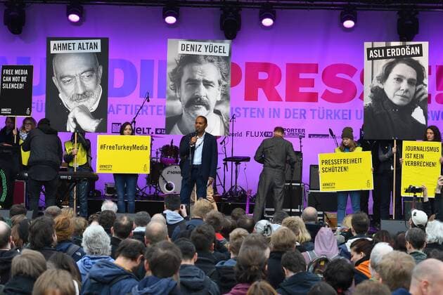 Demo fuer die Freilassung von Ahmet Altan, Deniz Yuezel, Asli Erdogan Solidaritaetskonzert FUER DIE PRESSE Freiheit fuer den in der Tuerkei Infaftierten Journaisten Deniz Yuezel und all die andern Journalisten am Brandenburger Tor in Berlin am 03.05.2017