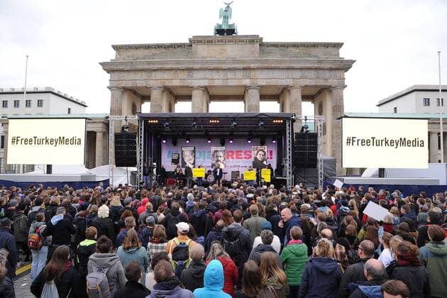 Buerger der Stadt kaempfen fuer die Freilassung ihrer Journalischen Landsleute unter anderem fuer die Kollegen eines Tuerkischen TV Senders deren Freilassung Solidaritaetskonzert FUER DIE PRESSE Freiheit fuer den in der Tuerkei Infaftierten Journaisten Deniz Yuezel und all die andern Journalisten am Brandenburger Tor in Berlin am 03.05.2017
