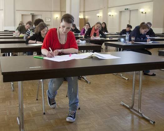 21.04.2009, Duesseldorf, Nordrhein-Westfalen, Deutschland - Zentralabitur. Abiturpruefung im Deutsch Leistungskurs am Luisen-Gymnasium. Im Vordergrund schreibt Fabienne Rollie ihre Abiklausur. (15-20 Jahre, Abi, Abiklausur, Abitur, Abiturienten, Abiturklasse, Abiturklausur, Abiturpruefung, Bildung, Bildungswesen, deutsch, Deutschklausur, Deutschland, Duesseldorf, Europa, europaeisch, Frau, Frauen, Gesellschaft, Gymnasiasten, Gymnasium, innen, Innenaufnahme, Jugend, Jugendliche, jung, Jungen, Klasse, Klassenraum, Klassenzimmer, Klausur, Konzentration, konzentrieren, Leistungskurs, Luisen-Gymnasium, Maedchen, Menschen, Nordrhein-Westfalen, NRW, Oberschule, Oberstufe, Personen, Pressetermin, Pruefung, schreiben, Schueler, Schuelerin, Schuelerinnen, Schulausbildung, Schulbildung, Schule, Schulstunde, Schultische, Schulunterricht, Schulzimmer, Unterricht, Unterrichtsstunde, Westeuropa, westeu
