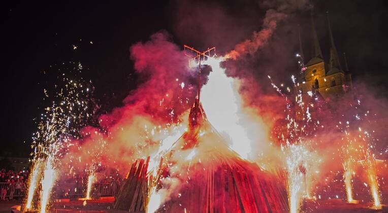 Ein Feuerwerk zu Beginn des Walpurgisfeuer am 30.04.2017 auf dem Domplatz in Erfurt. Deutschland Feste Braeuche Brauchtum Feier feiern Tradition traditionell traditionelle Volksfest Volksfeste Walpurgisnacht Walpurgis night Hexe Hexen Hexerei Spuk Hexenspuk Scheiterhaufen Hexentanz Kostuem Kostueme Verkleidung verkleidet Symbolfoto Symbolfoto Symbolik Symbolfotografie Symbolphotographie Symbolbild Feature Feuer Brand Glut glueht Flammen Grossfeuer Grossfeuer Wasser Schaum Feuer Brand Flamme Elemente Verbrennungen verbrennen Hitze Waerme heiss ueberhitzt verbrannt gluehend Brandstaette Brandstaette brennen brennend Brennendes Brennholz brennt Feuerstelle Flamme Flammen heiss heisses Heizmaterial Hitze Hoelzer Holz Hoelzer Lager Holzlager Funkenflug Funke Funken Lagerfeuer zuendeln anzuenden zuenden Brandgefahr Waldbrandgefahr Sommer menschenleer menschenleere Waerme waermen Waerme w