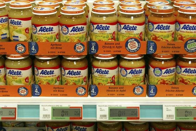 27.05.2003, Rheinberg, Nordrhein-Westfalen, NRW, DEU - Alete-Babynahrung im Supermarkt - Future Store der Metro Group. (Alete, Babynahrung, Babybrei, Obst, Kompott, Glaeschen, Wirtschaft, Handel, Einzelhandel, Supermarkt, Laden, Einkaufen, Extra, Metro, Group, Future, Store, Nahrung, Ernaehrung, Lebensmittel, Fertiggericht, Fertignahrung, Nordrhein-Westfalen, NRW, Ruhrgebiet, Rheinberg, digital, QF, Gläschen, Ernährung) X030527D552.JPG