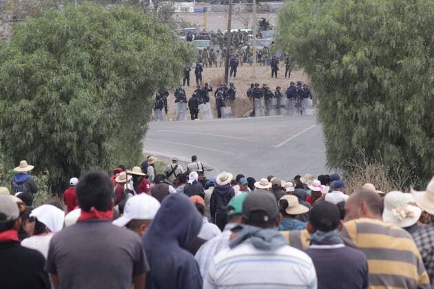 May 4, 2017 - Mexico - EUM20170504NAC13.JPG.PUEBLA, Pue. SecuritySeguridad-Puebla.- Bloqueos de presuntos huachicoleros en la autopista Puebla-Orizaba, a la altura del kilometro 185. Foto: Agencia EL UNIVERSALJMA Mexico  - ZUMAu78_ 20170504_zaf_u78_043 Copyright: xElxUniversalx