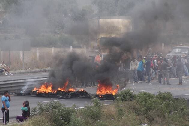 May 4, 2017 - Mexico - EUM20170504NAC16.JPG.PUEBLA, Pue. SecuritySeguridad-Puebla.- Bloqueos de presuntos huachicoleros en la autopista Puebla-Orizaba, a la altura del kilometro 185. Foto: Agencia EL UNIVERSALJMA Mexico  - ZUMAu78_ 20170504_zaf_u78_046 Copyright: xElxUniversalx